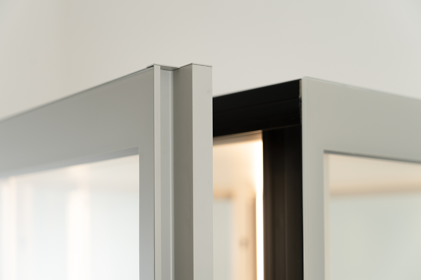 Dettaglio della porta del verticale refrigerato K2, in colore grigio seta RAL 7044.