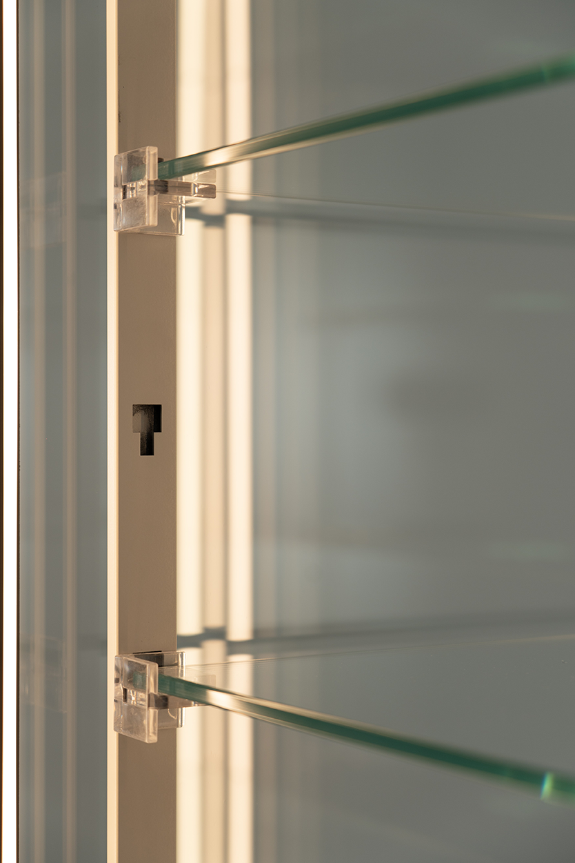 Interno del K2 verticale refrigerato con ripiani in vetro regolabili, illuminazione LED e finitura grigio seta RAL 7044.