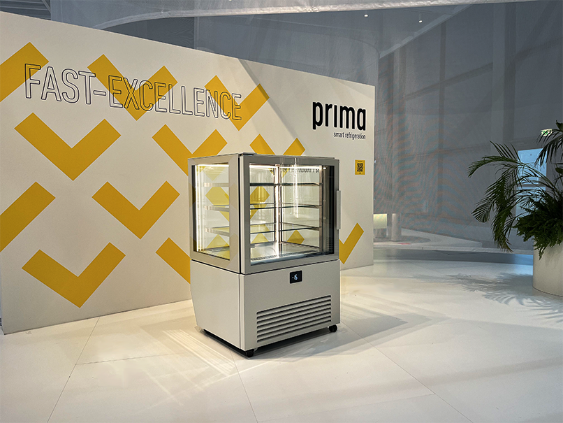 Vetrina refrigerata orizzontale SO1 per esposizione prodotti freschi di pasticceria e gastronomia, ampia superficie espositiva, vetro temperato, illuminazione interna. Vista lato operatore con porta chiusa, colore RAL 7044 GESSO