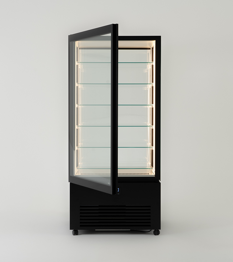 Verticale refrigerato K2 nella dimensione 900x1980, colore nero ral 9005, con funzionalità dual temperature e porta aperta.