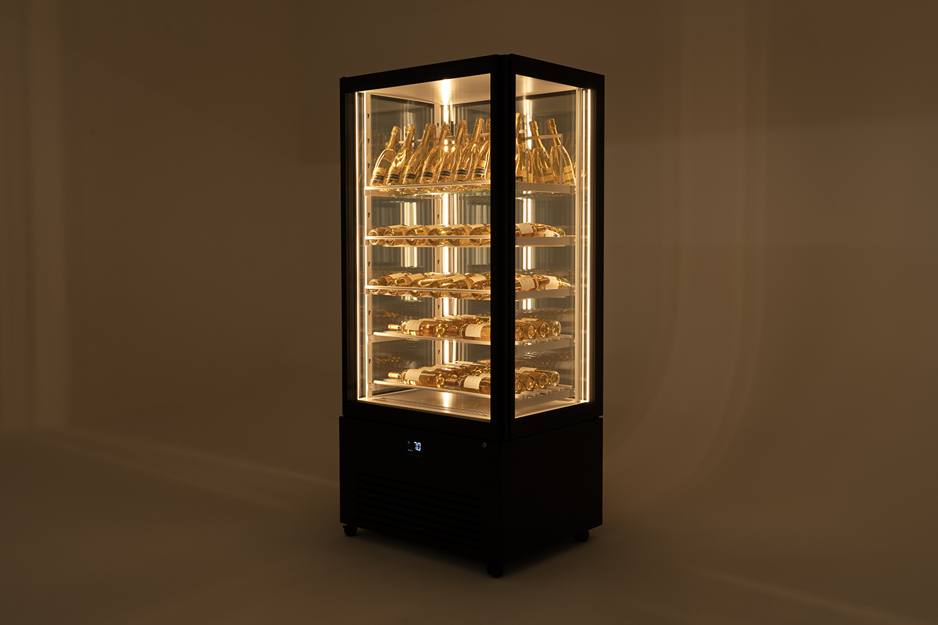 K2 verticale refrigerato per l'esposizione del vino con ripiani dedicati e tutti regolabili, illuminazione LED e finitura interna grigio seta RAL 7044.