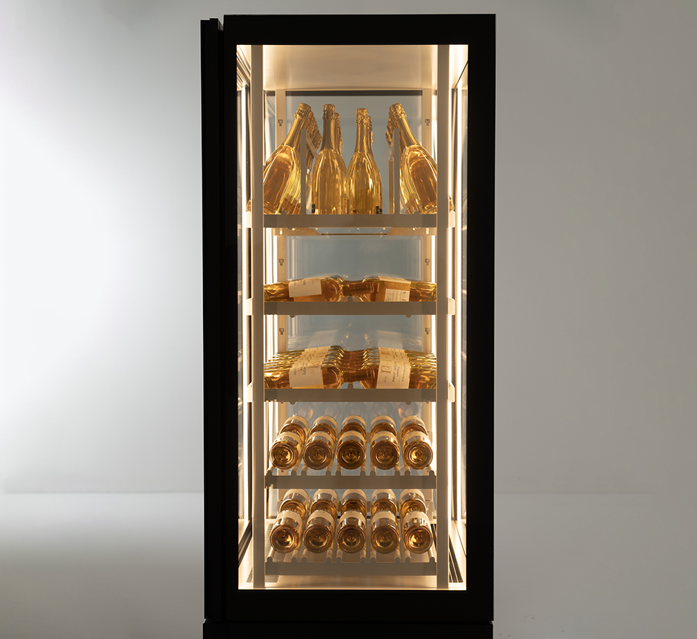 Interno del K2 verticale refrigerato con tutti i ripiani dedicati al vino regolabili, illuminazione LED e finitura interna grigio seta RAL 7044.