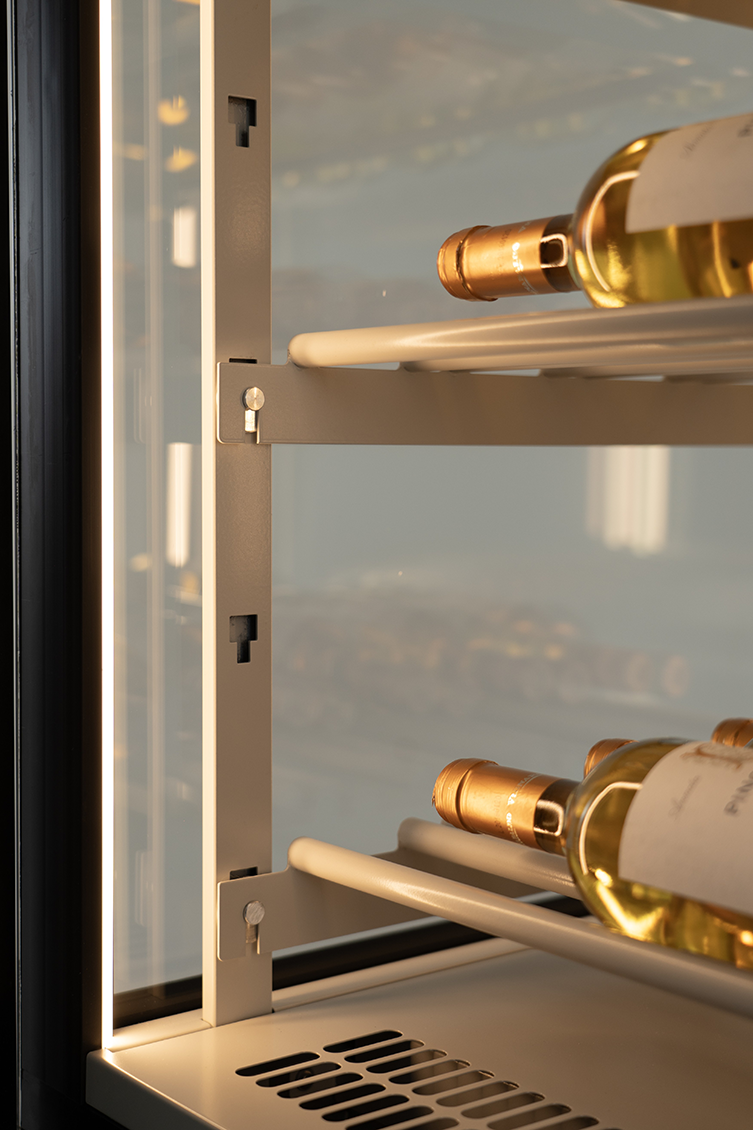 Interno del K2 verticale refrigerato con ripiani dedicati al vino regolabili, illuminazione LED e finitura interna grigio seta RAL 7044.